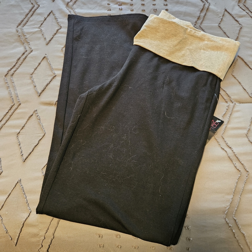 BRAND NEW **  Black and Tan Foldable Band Yoga Pants